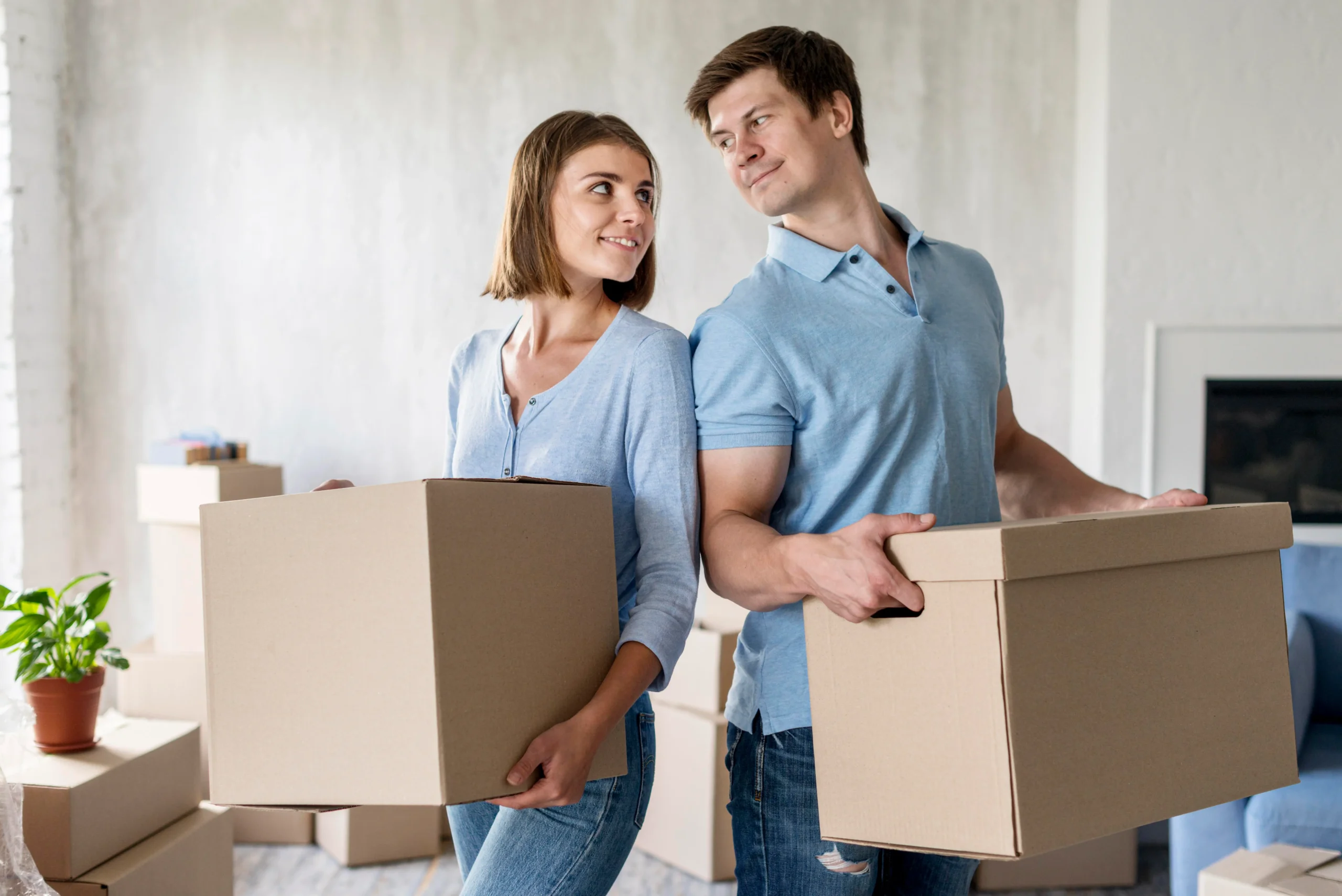 couple holding boxes moving out day scaled fast movers